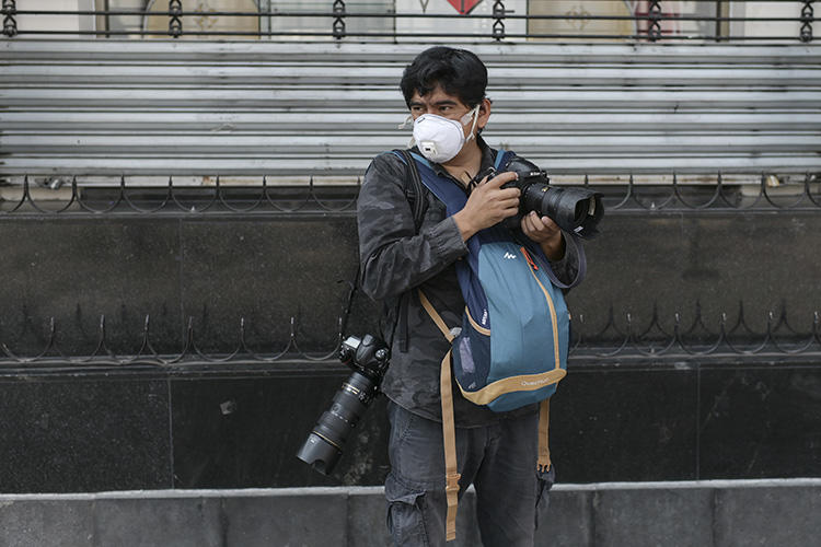 Un periodista visto en la Ciudad de México el 8 de abril del 2020. Periodistas mexicanos recientemente narraron al CPJ que falta de equipamiento y obstrucción gubernamental se encuentran entre las mayores preocupaciones durante la cobertura de la pandemia del COVID-19. (AFP/Pedro Pardo)