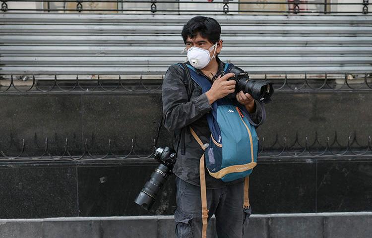 A journalist is seen in Mexico City on April 8, 2020. Mexican journalists recently told CPJ that a lack of equipment and government obstruction are among their bigget concerns while covering the COVID-19 pandemic. (AFP/Pedro Pardo)