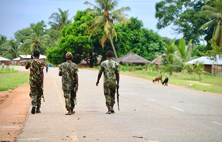 Soldados são vistos em Mocimboa da Praia, Moçambique, em 7 de março de 2018. O jornalista Ibraimo Abú Mbaruco desapareceu recentemente no país. (AFP / Adrien Barbier)
