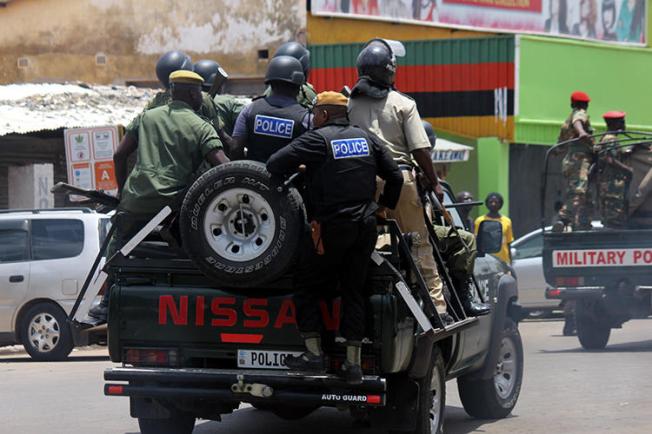 Police officers are seen in the streets of Lusaka, Zambia, on January 15, 2018. Zambia recently cancelled the license of the Prime TV broadcaster and police shuttered its office. (AFP/Dawood Salim)