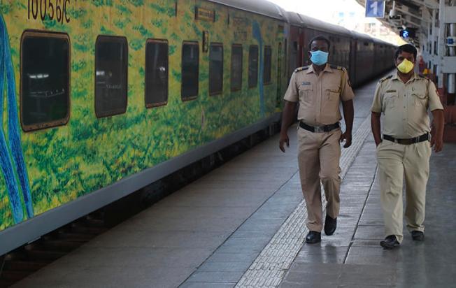 Police officers are seen in Mumbai, India, on March 23, 2020. Several journalists were recently detained or attacked amid the coronavirus lockdown in India. (AP/Rafiq Maqbool)