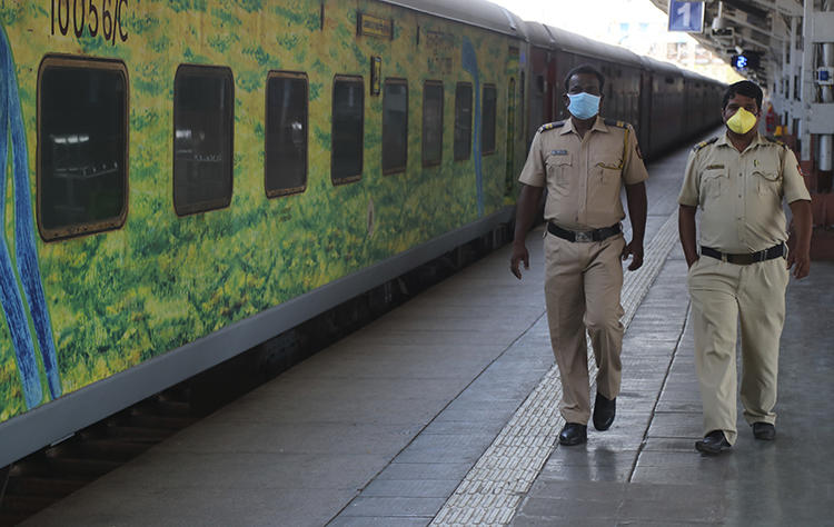 Police officers are seen in Mumbai, India, on March 23, 2020. Several journalists were recently detained or attacked amid the coronavirus lockdown in India. (AP/Rafiq Maqbool)