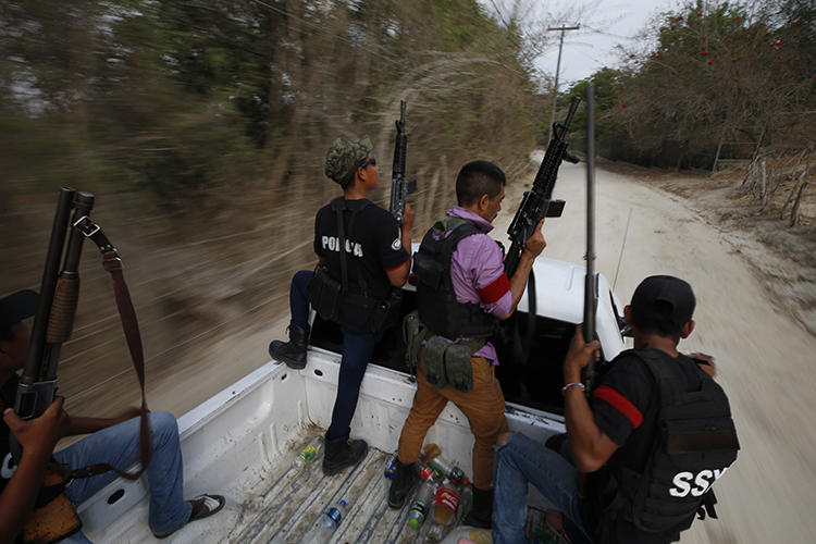 Miembros del grupo de vigilantes, el Frente Unido de Policías Comunitarias de Guerrero, vistos en el estado de Guerrero, México, el 29 de mayo del 2019. El grupo recién lanzó amenazas contra el reportero de Proceso, Ezequiel Flores. (AP/Rebecca Blackwell)