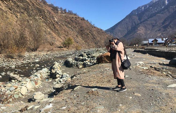 Journalist Raihana Maqbool reporting in Kashmir. (Aliya Bashir)