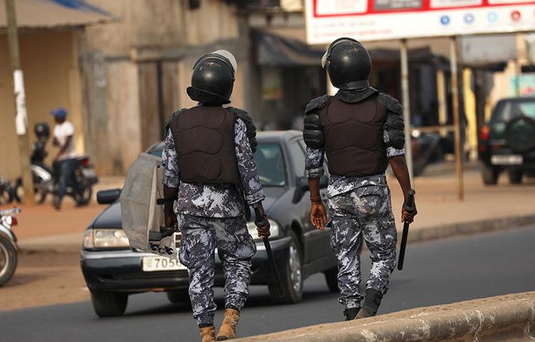 Policiers dans les rues de Lomé (Togo), le 28 février 2020. Le Togo a récemment ordonné à trois journaux de suspendre leurs opérations. (Reuters/Luc Gnago)