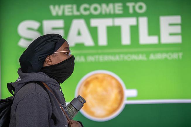 A passenger walks through Seattle-Tacoma International Airport on March 15, 2020, in Seattle, Washington. CPJ recently spoke with journalists covering the COVID-19 pandemic in Seattle. (John Moore/Getty Images via AFP)