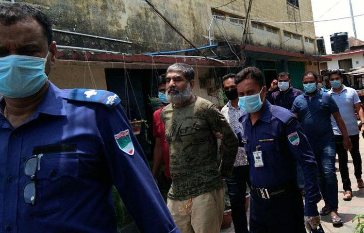Police escort journalist Shafiqul Islam Kajol at a court in Khulna, Bangladesh, on May 3, 2020. (Dhaka Tribune)