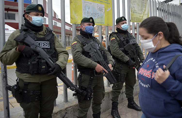 Policías colombianos en Soacha, cerca de Bogotá, el 31 de marzo de 2020. El CPJ recientemente se unió a una carta instando al gobierno colombiano a fortalecer las medidas de seguridad para periodistas en medio de la pandemia de COVID-19. (AFP / Raúl Arboleda)