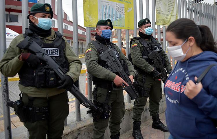 Colombian police officers are seen in Soacha, near Bogota, on March 31, 2020. CPJ recently joined a letter calling on the Colombian government to strengthen protections for journalists amid the COVID-19 pandemic. (AFP/Raul Arboleda)