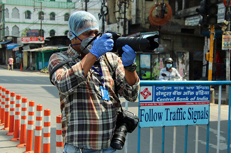El fotógrafo de la AFP, Diptendu Dutta, trabaja durante una cuarentena impuesta por el gobierno como medida preventiva contra el contagio de COVID-19 en Siliguri, en la India, el 10 de abril del 2020. Periodistas freelance han arriesgado sus vidas y su ingreso en el contexto de la pandemia del COVID-19. (AFP)