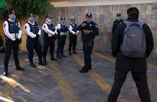 Police officers are seen in Mexico City on May 16, 2020. An unidentified man recently threatened to bomb the Mexico City offices of the Reforma newspaper. (AFP/Claudio Cruz)