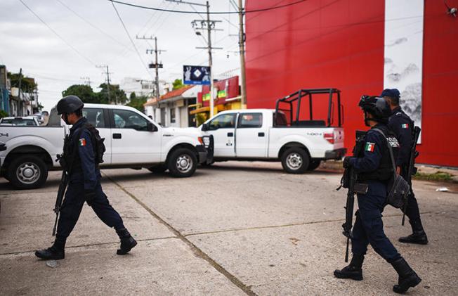 Police officers are seen in Veracruz, Mexico, on August 29, 2019. Gunmen recently attacked journalist Fernanda de Luna Ferral in Veracruz. (AFP/Victoria Razo)