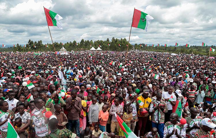 Supporters of the ruling party are seen in Bugendana, Burundi, on April 27, 2020. CPJ recently joined a letter calling on Burundi to maintain internet access during the elections. (AP/Berthier Mugiraneza)