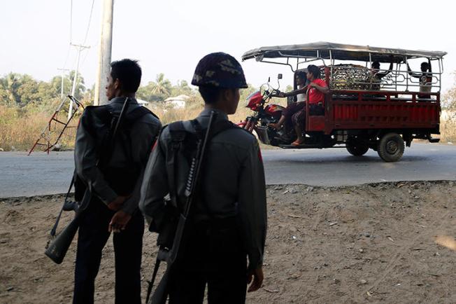 Police officers are seen in Sittwe, Myanmar, on March 3, 2017. Journalist Kyaw Linn was recently attacked and threatened in Sittwe. (Reuters/Soe Zeya Tun)