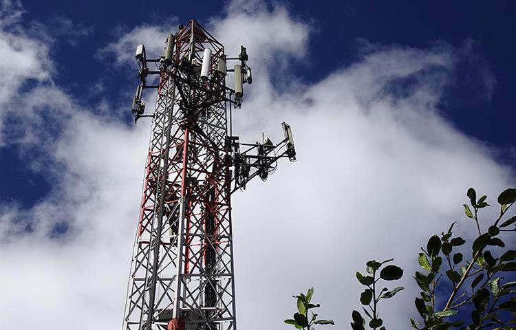 An antenna is seen in Bogota, Colombia, on December 19, 2019. The Global Network Initiative, a coalition of groups including CPJ, recently called on govermnents to maintain internet connectivity during the COVID-19 crisis. (Reuters/Luis Jaime Acosta)