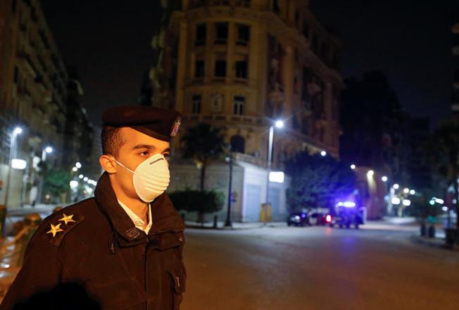 A police officer is seen in Cairo, Egypt, on March 25, 2020. Authorities recently detained journalist Haisam Mahgoub on false news and terrorism allegations. (Reuters/Mohamed Abd El Ghany)