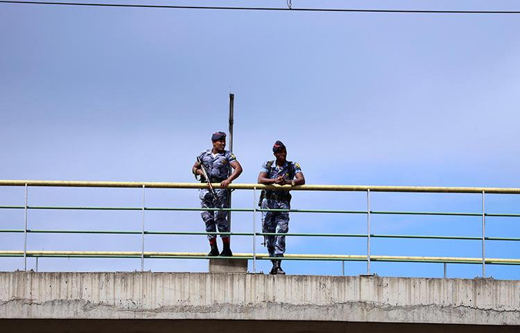 Security officers are seen in Addis Ababa, Ethiopia, on October 4, 2019. Ethiopian police have ignored several court orders to release staffers of the Oromia News Network. (Reuters/Tiksa Negeri)