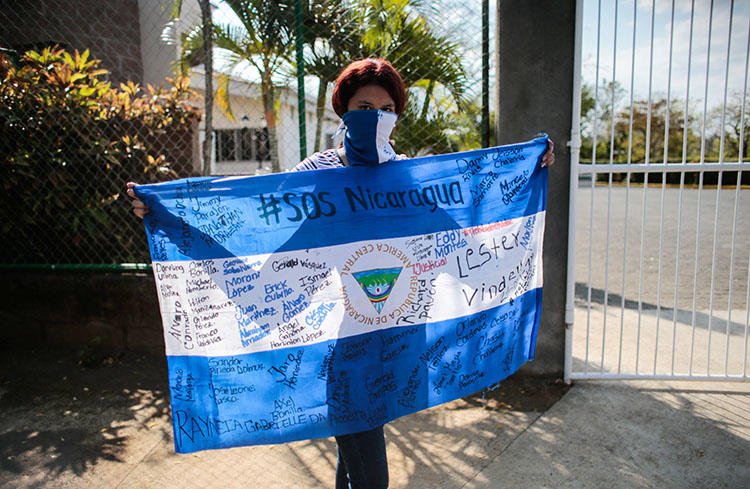 Una manifestante sostiene una bandera nacional durante una protesta contra el gobierno del presidente Daniel Ortega en Managua, Nicaragua, el 25 de febrero de 2020. YouTube ha censurado a medios independientes de noticias luego de denuncias de derecho de autor por parte de medios propiedad de Ortega. (Reuters/Oswaldo Rivas)