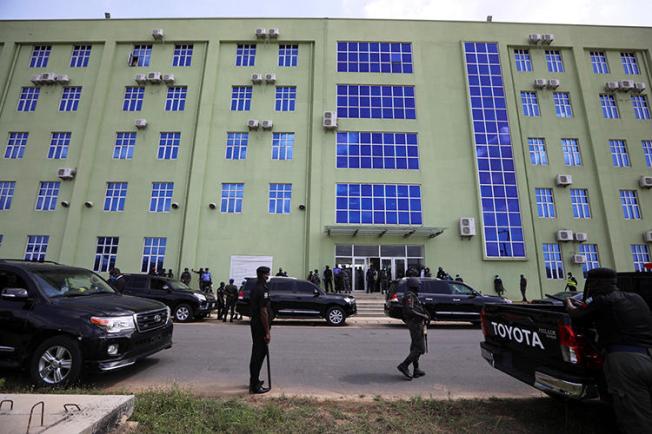 Security officers are seen in Abuja, Nigeria, on May 11, 2020. Department of State Services agents recently detained and interrogated journalist Saint Mienpamo Onitsha. (Reuters/Afolabi Sotunde)