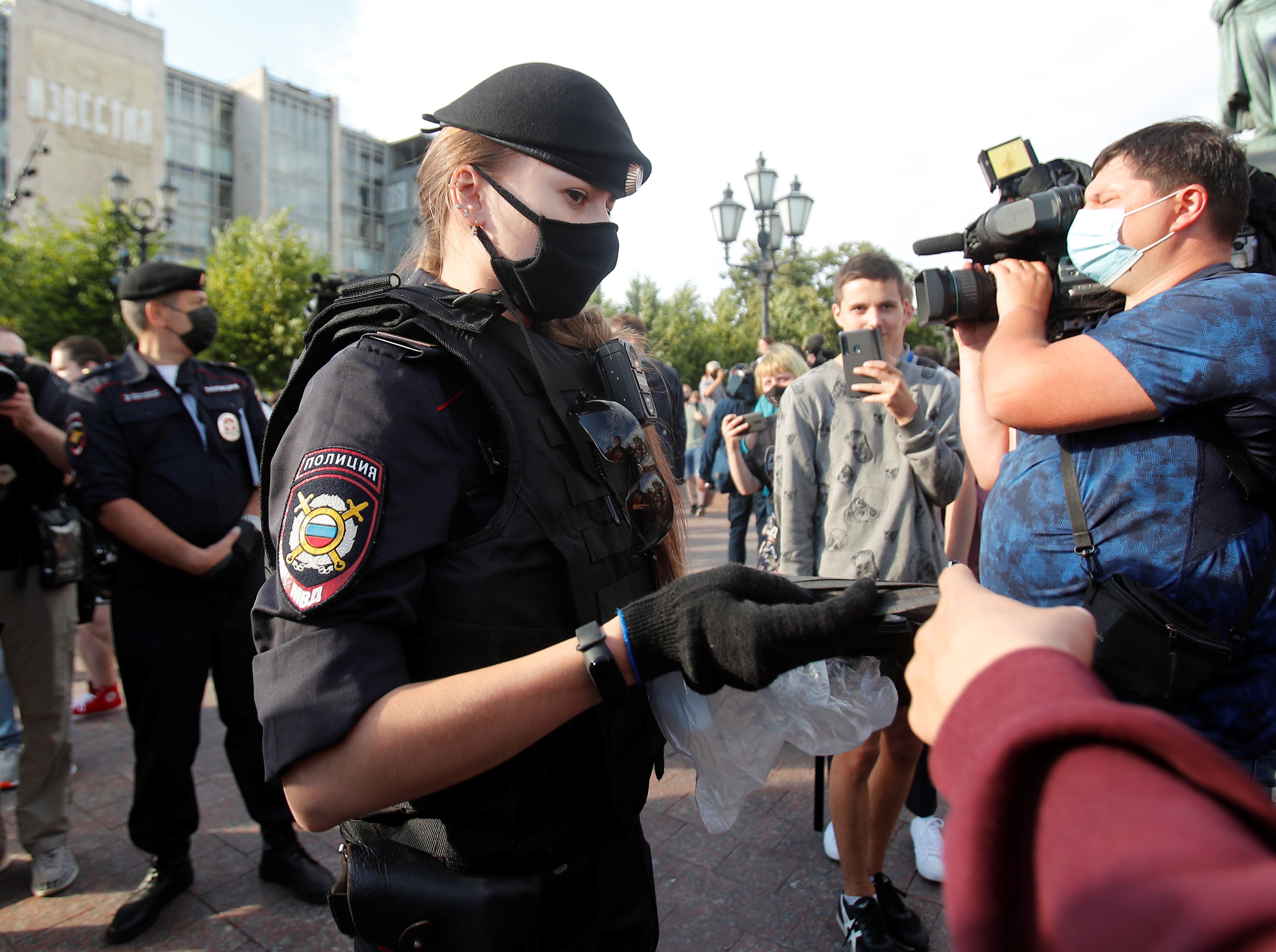 Russian journalists attacked, harassed while covering vote for Putin to ...