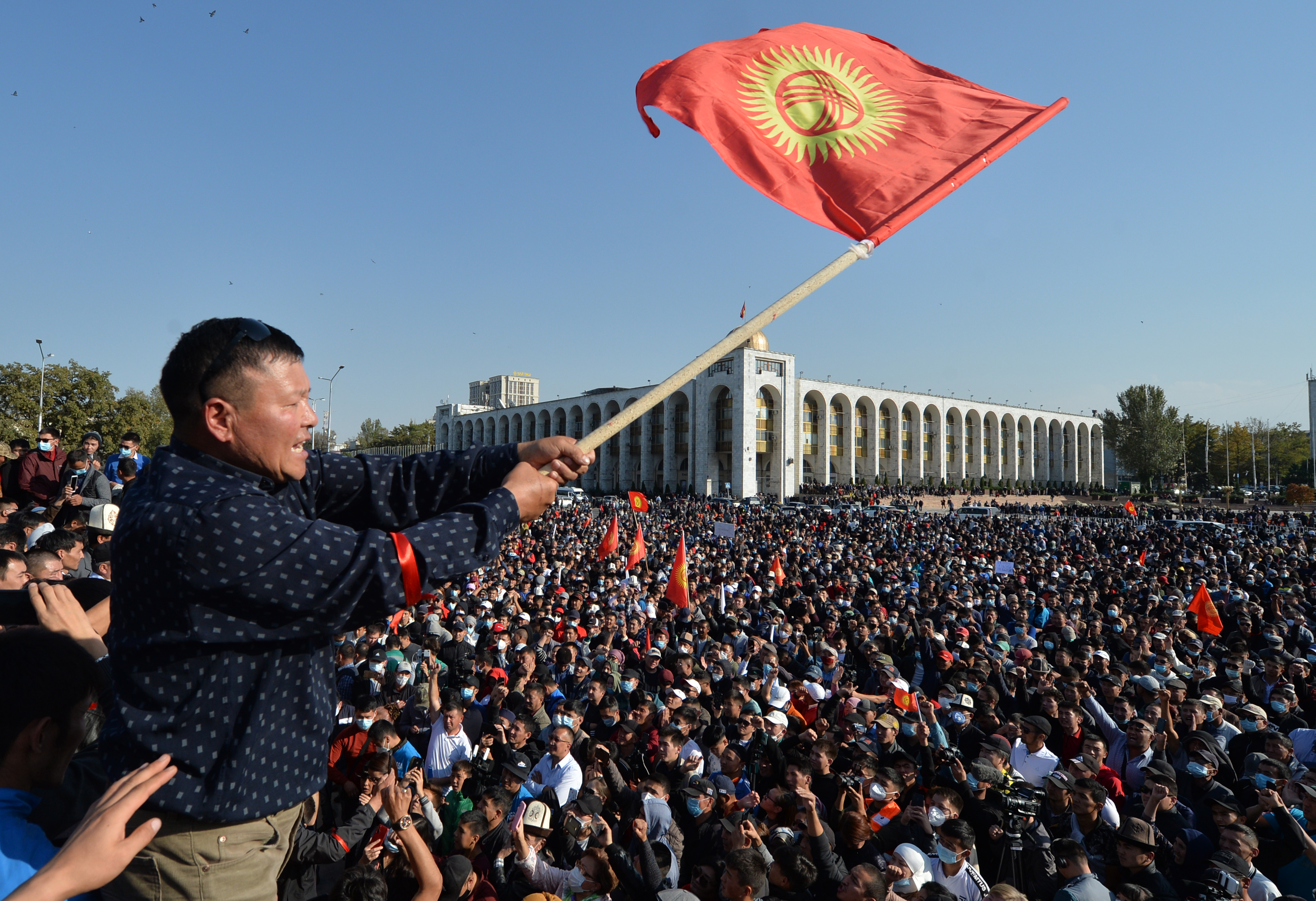 Три киргизии. Тюльпановая революция в Киргизии 2005. Революция 2010 в Киргизии Бакиев. Тюльпановая революция в Киргизии 2010. Революция 2005 в Киргизии Бишкек.