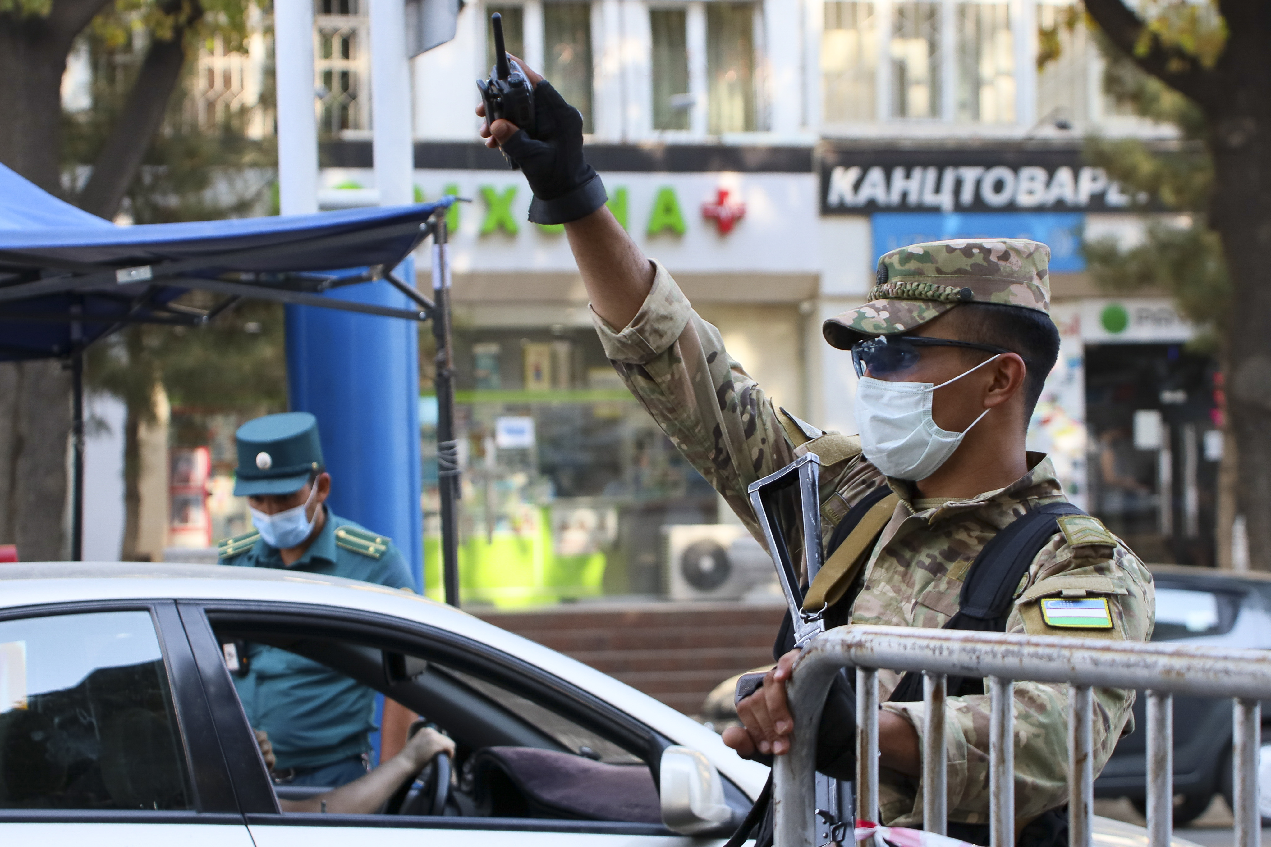 Запрет узбекистан. Карантин 2021 Узбекистан. Блокпост Узбекистане. В Ташкенте милиционер. Маска на голову для милиция Узбекистана.