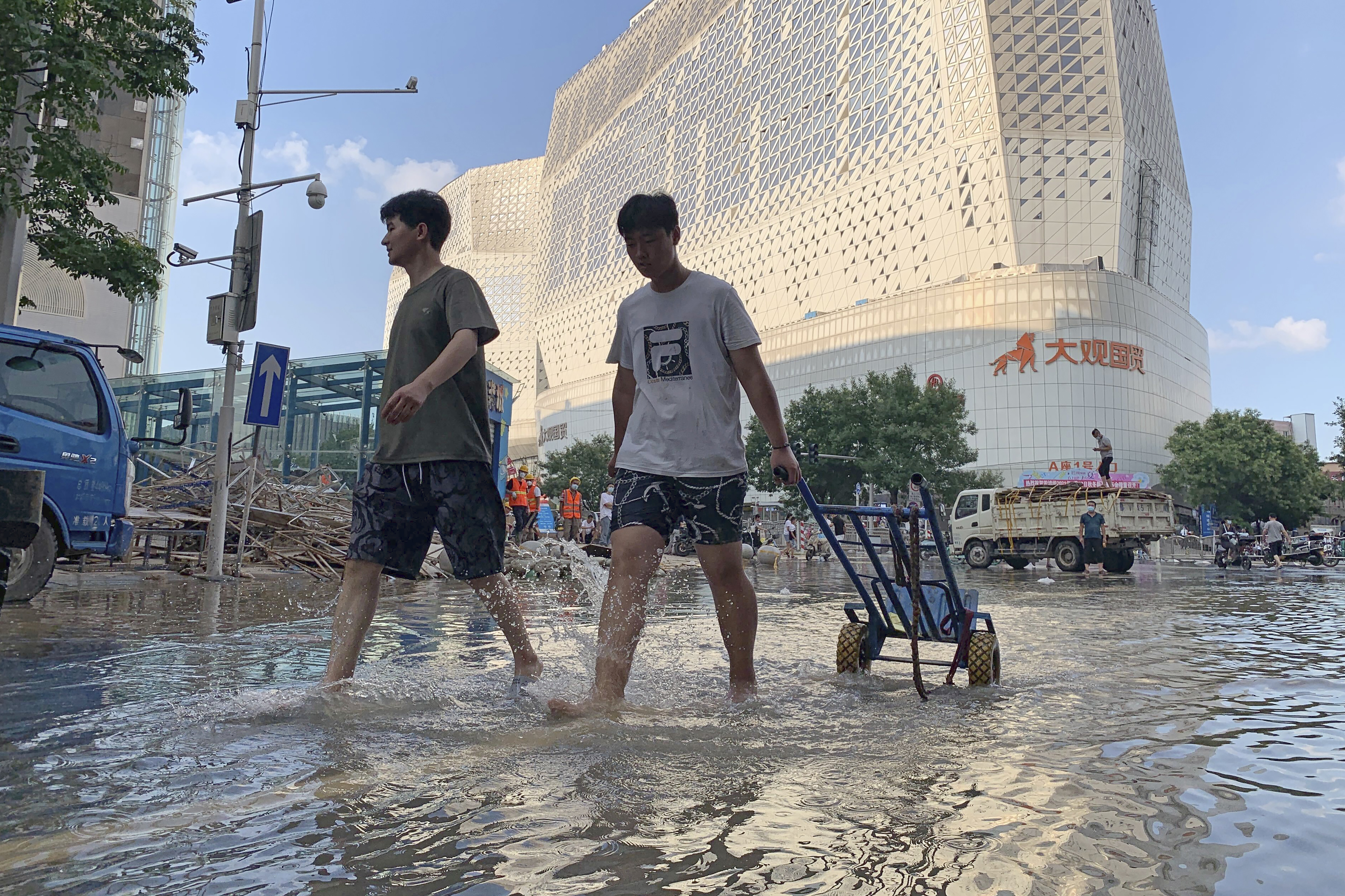 International Journalists Face Intense Harassment Threats Of Violence While Covering Flooding In China Committee To Protect Journalists [ 3999 x 6000 Pixel ]