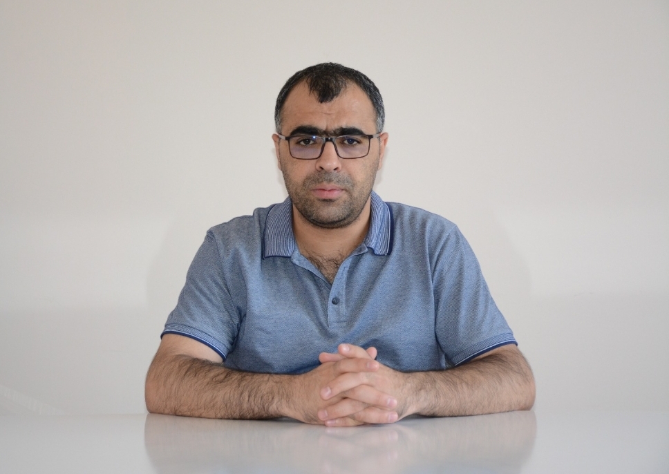 Türk yetkililer gazeteci Sinan Aygül’ü para cezası ödemeyi reddettiği için tutukladı