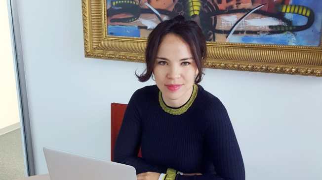 Headshot of Dutch journalist Eva Hartog