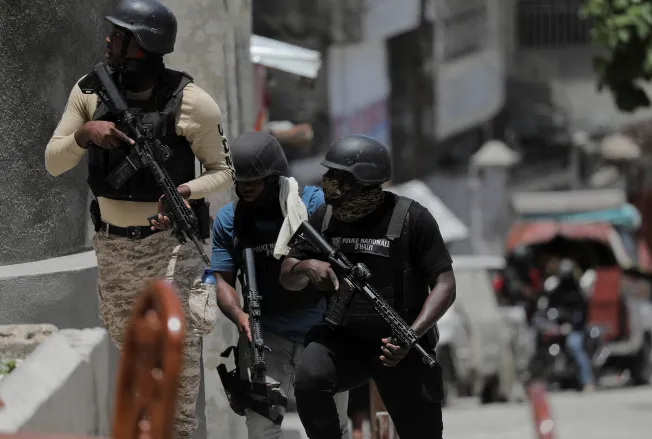 La policía intenta proteger a los residentes que huyen del barrio Carrefour-Feuilles en Puerto Príncipe, Haití, después de que las bandas lo tomaron, el 15 de agosto de 2023. (Reuters/Ralph Tedy Erol)