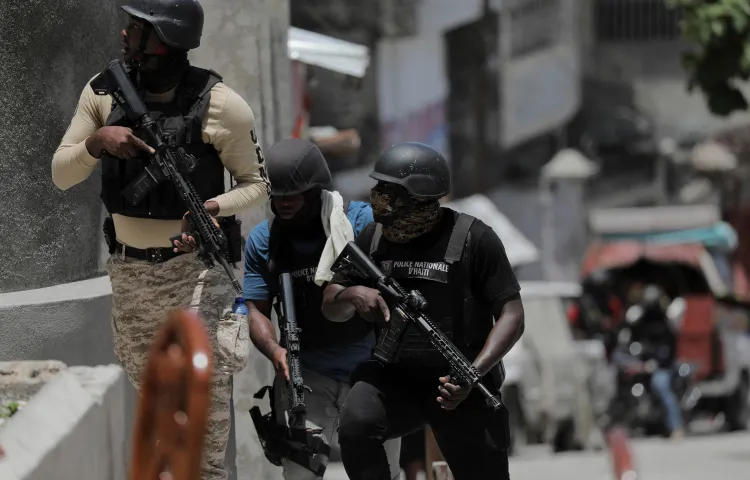 A polícia tenta proteger moradores que fogem do bairro de Carrefour-Feuilles, em Porto Príncipe, Haiti, depois que as gangues o tomaram, em 15 de agosto de 2023. (Reuters/Ralph Tedy Erol)