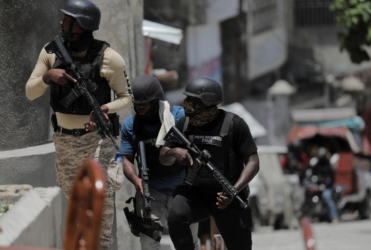 A polícia tenta proteger moradores que fogem do bairro de Carrefour-Feuilles, em Porto Príncipe, Haiti, depois que as gangues o tomaram, em 15 de agosto de 2023. (Reuters/Ralph Tedy Erol)