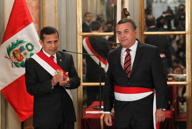A 2014 photo of Interior Minister Daniel Urresti (right) with Peruvian President Ollanta Humala. (Reuters/Enrique Castro-Mendivil)