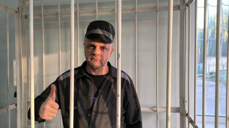 Russian blogger Aleksandr Nozdrinov in court in Novokubansk just before he was sentenced to 8.5 years in prison on charges of spreading "fake news" in connection with the Ukraine war on September 29, 2023.