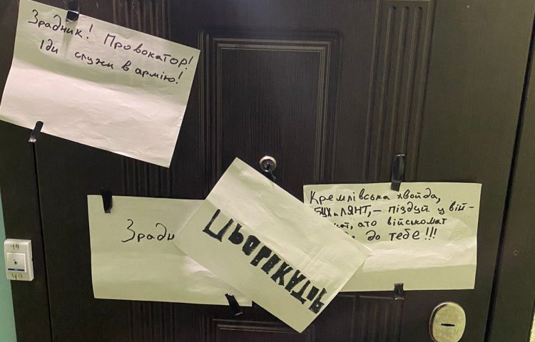 Unidentified people came to the apartment of Yuriy Nikolov, a co-founder and editor of Nashi Groshi, banged on his door, and shouted that he needed to join the army on January 14, 2023. Nikolov’s door was covered with papers with inscriptions calling him a “provocateur,” a “traitor,” and a (military service) “evader.”