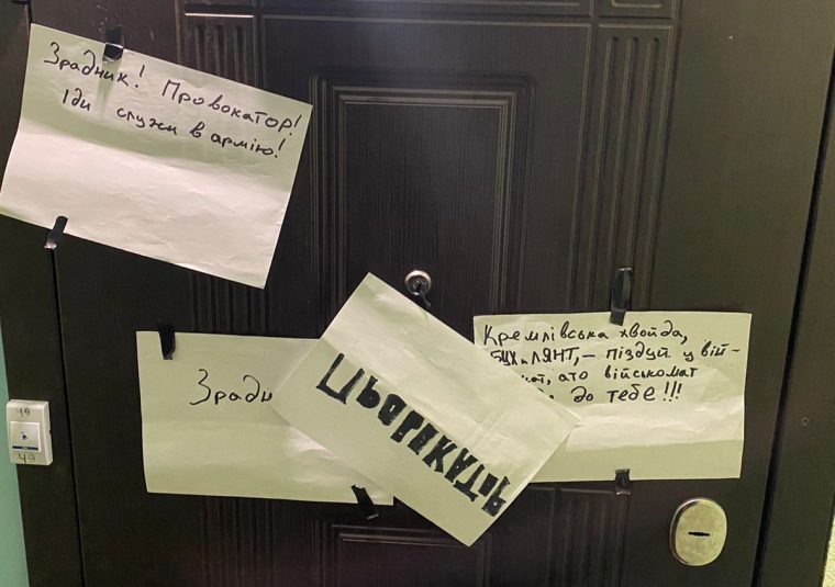 Unidentified people came to the apartment of Yuriy Nikolov, a co-founder and editor of Nashi Groshi, banged on his door, and shouted that he needed to join the army on January 14, 2023. Nikolov’s door was covered with papers with inscriptions calling him a “provocateur,” a “traitor,” and a (military service) “evader.”