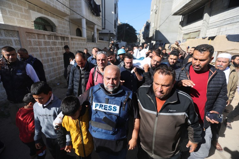 El periodista de Al-Jazeera Wael Al Dahdouh (centro) asiste al funeral de su hijo periodista Hamza Al Dahdouh asesinado cubriendo la guerra Israelí en Gaza. 