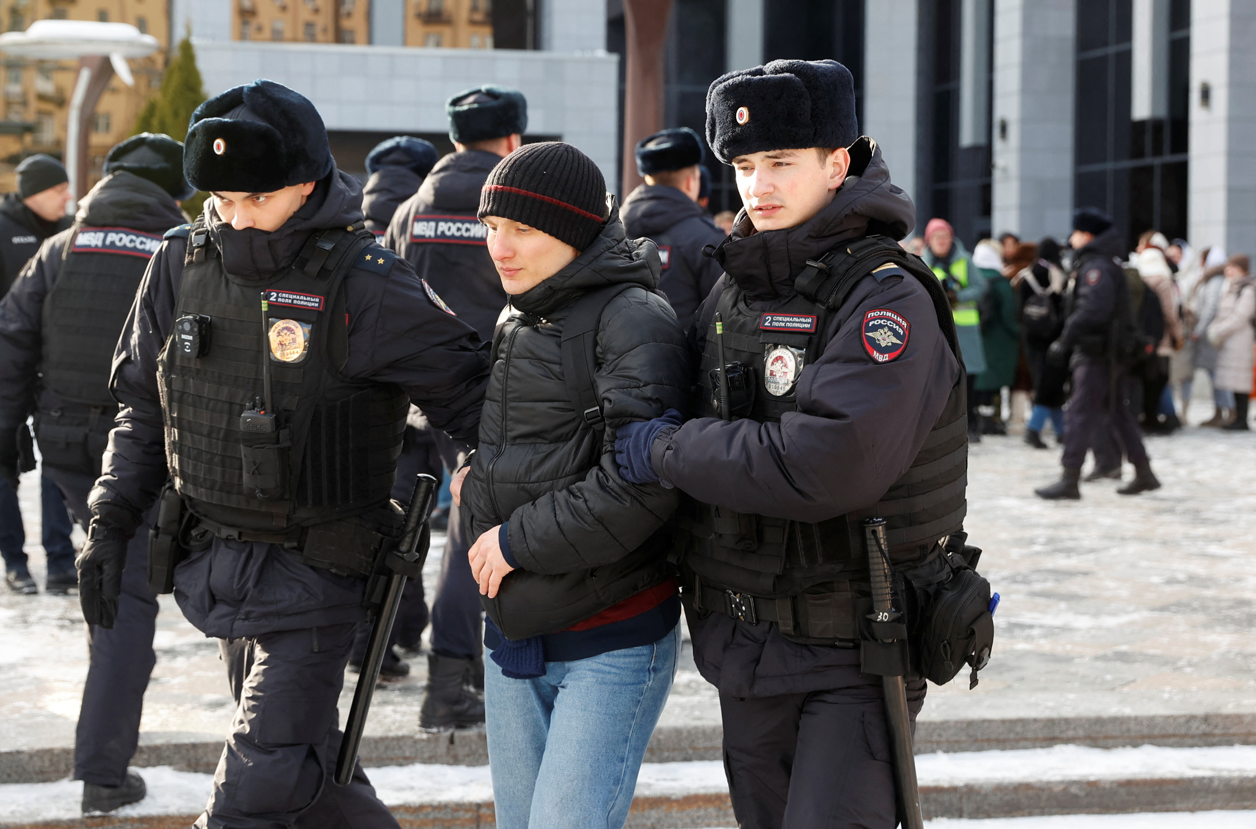 Полиция Москвы задержала около 20 журналистов во время протеста солдатских  жен - Committee to Protect Journalists