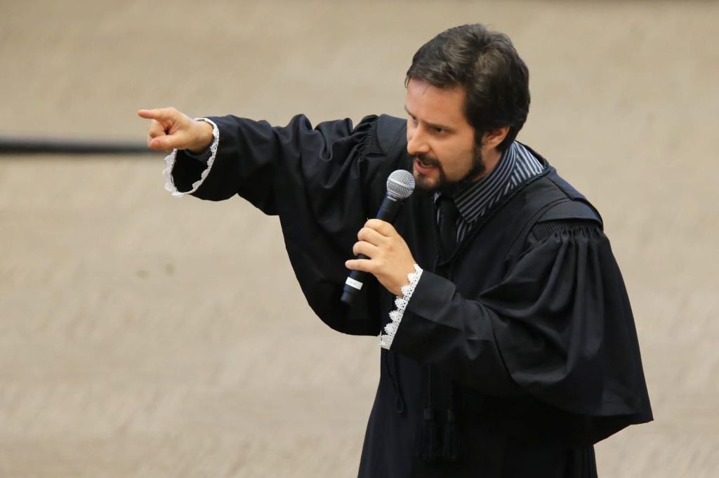 Valério Luiz Filho, son of murdered journalist Valério Luiz de Oliveira and a lawyer who was appeared in court in 2022 as an assistant to the prosecution in his father’s case, says the decision to uphold the conviction of four men for killing his father was a ‘historic day’ in the fight to end impunity for crimes. (Photo: O Popular)