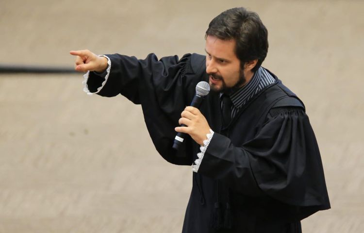 Valério Luiz Filho, son of murdered journalist Valério Luiz de Oliveira and a lawyer who was appeared in court in 2022 as an assistant to the prosecution in his father’s case, says the decision to uphold the conviction of four men for killing his father was a ‘historic day’ in the fight to end impunity for crimes. (Photo: O Popular)