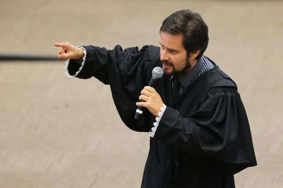 Valério Luiz Filho, son of murdered journalist Valério Luiz de Oliveira and a lawyer who was appeared in court in 2022 as an assistant to the prosecution in his father’s case, says the decision to uphold the conviction of four men for killing his father was a ‘historic day’ in the fight to end impunity for crimes. (Photo: O Popular)