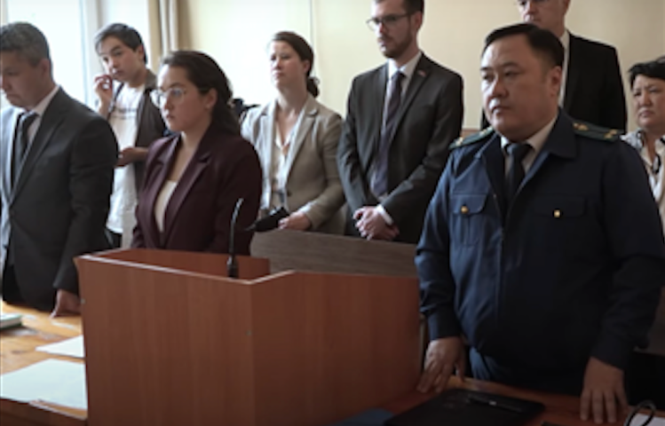 Lawyers, officials, and others attend a hearing at Bishkek City Court to consider Kloop’s appeal against liquidation on May 17.