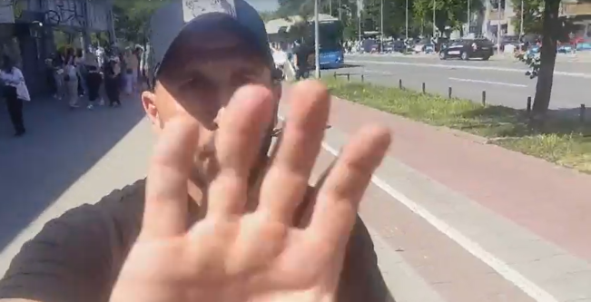 The moment when the attacker tried to snatch the mobile phone from journalist Uglješa Bokić on June 2, 2024, as he was reporting on skirmishes between supporters of the ruling party and the opposition on election day. (Screenshot: Uglješa Bokić/Danas)