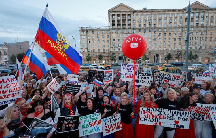 Spectators gather before a concert of Yaroslav Dronov, known by his stage name Shaman, held in protest against, what organizers called, the illegal blocking of Russian users' channels on the video-streaming platform YouTube, near the U.S. embassy in Moscow, Russia July 19, 2024. REUTERS/Yulia Morozova - RC2HY8APFXYK