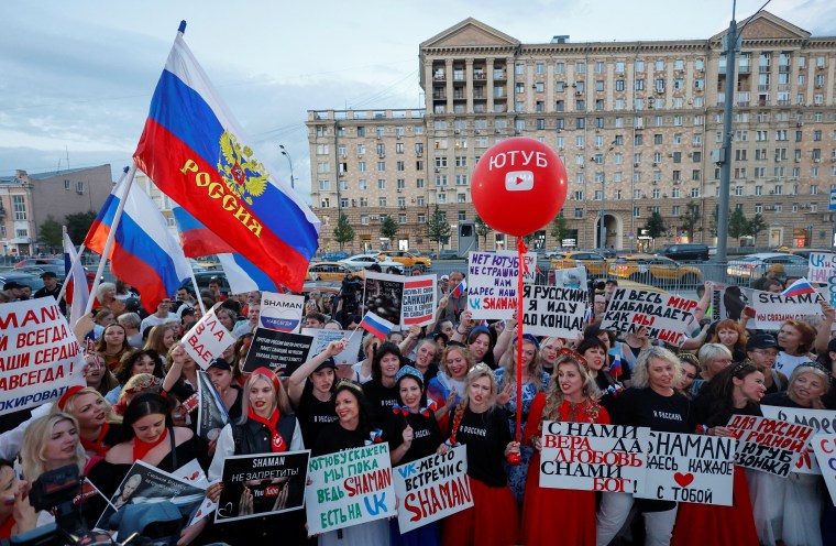 Spectators gather before a concert of Yaroslav Dronov, known by his stage name Shaman, held in protest against, what organizers called, the illegal blocking of Russian users' channels on the video-streaming platform YouTube, near the U.S. embassy in Moscow, Russia July 19, 2024. REUTERS/Yulia Morozova - RC2HY8APFXYK