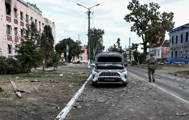 A Ukrainian serviceman on August 16 patrols a street in the town of Sudzha, in Russia’s Kursk region, where Italian journalists Stefania Battistini and Simone Traini were shown in a report. (Photo: Reuters/Yan Dobronosov)