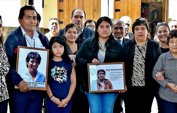 The family of journalist Pedro Yauri holds a vigil for him in June 2019 to mark the 27th year of his 1992 murder in Huacho, Peru. (Photo: National Association of Journalists of Peru)