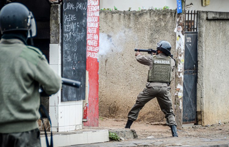 A police officer aims his weapon at protesters in Maputo, Mozambique, on November 7, 2024, who were disputing the outcome of the October 9 elections that extended the ruling Frelimo party’s 49-year rule. (Photo: AP/Carlos Uqueio)