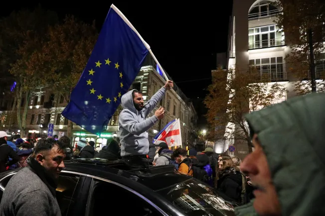 Supporters of Georgia's opposition parties hold a rally to protest against the results of a parliamentary election, which the opposition say were rigged, on the eve of the new parliament's first session in Tbilisi, Georgia November 24, 2024. REUTERS/Irakli Gedenidze - RC2UBBAJWGIY