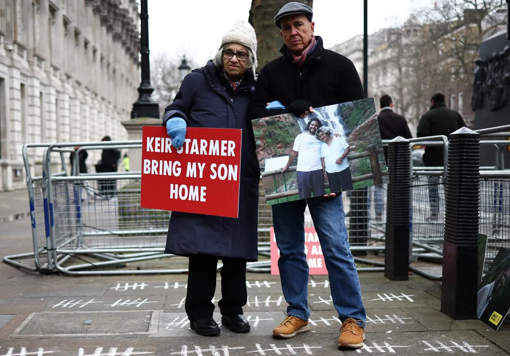 Laila Soueif (L), mother of jailed British-Egyptian activist Alaa Abdelfattah, who is now gravely ill from a hunger strike, stands outside the gates of 10 Downing Street in London with journalist Peter Greste on February 10 to push for the release of her son. (Photo: AFP/Henry Nicholls)